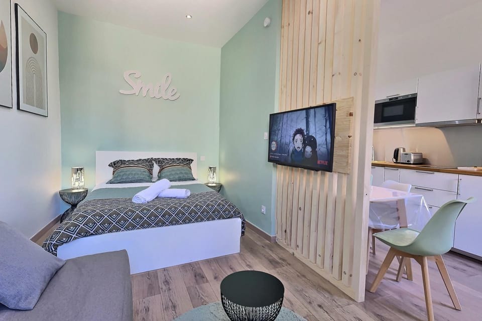 Bed, TV and multimedia, Photo of the whole room, Bedroom, towels