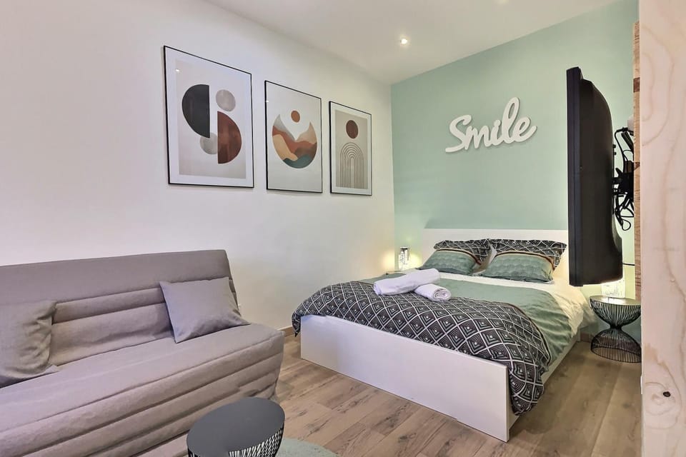 Bed, Photo of the whole room, Bedroom
