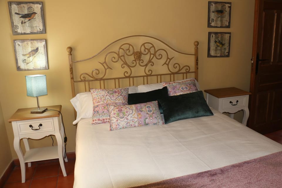Bed, Photo of the whole room, Decorative detail