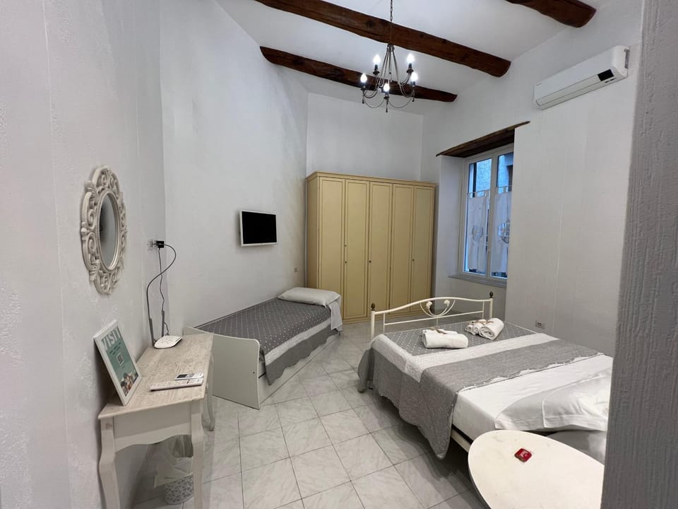 Varriale Apartaments 2,0 free parking for small cars only Apartment in Naples