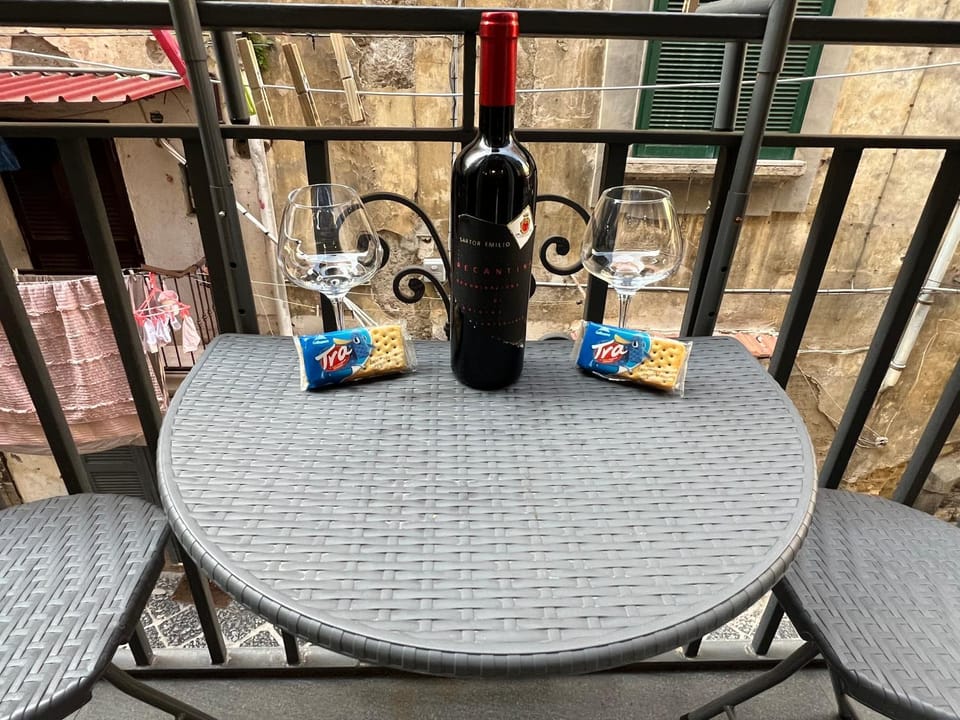 Varriale Apartaments 2,0 free parking for small cars only Apartment in Naples