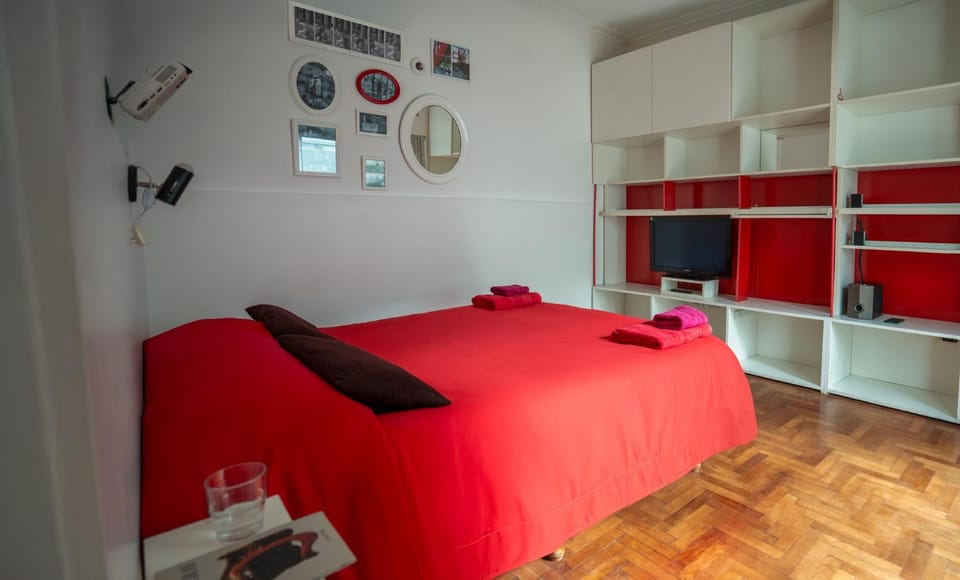Bed, TV and multimedia, Bedroom, towels