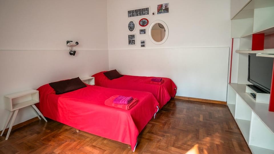 Bed, TV and multimedia, Bedroom, towels