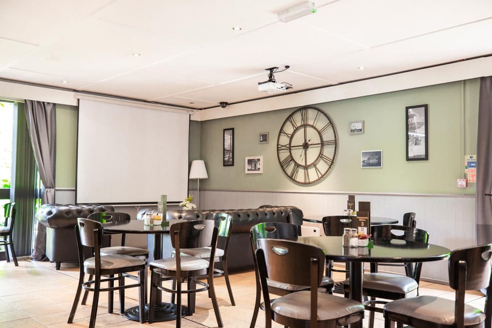 Restaurant/places to eat, Lounge or bar, Breakfast