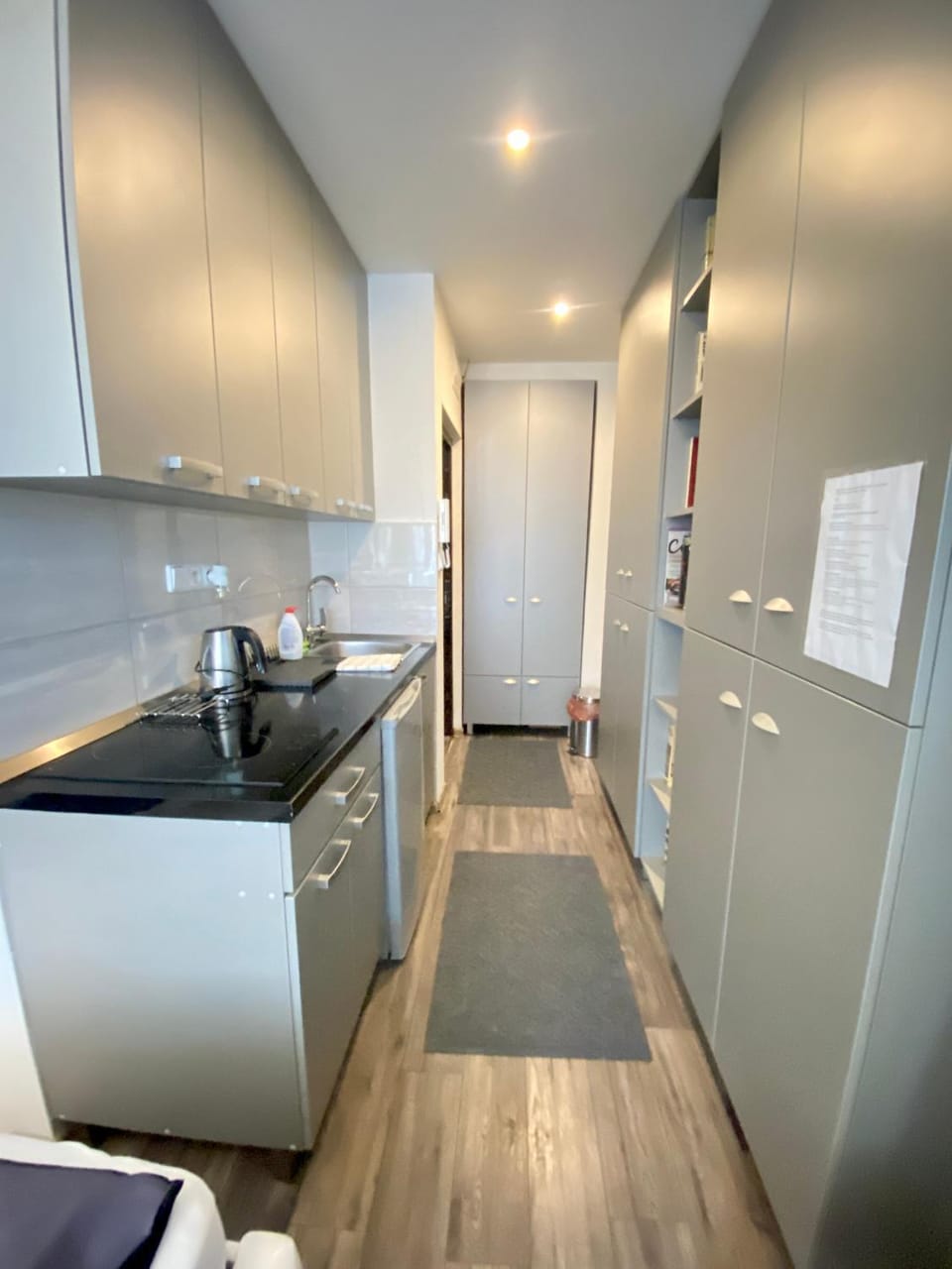 Kitchen or kitchenette, minibar, oven, stove