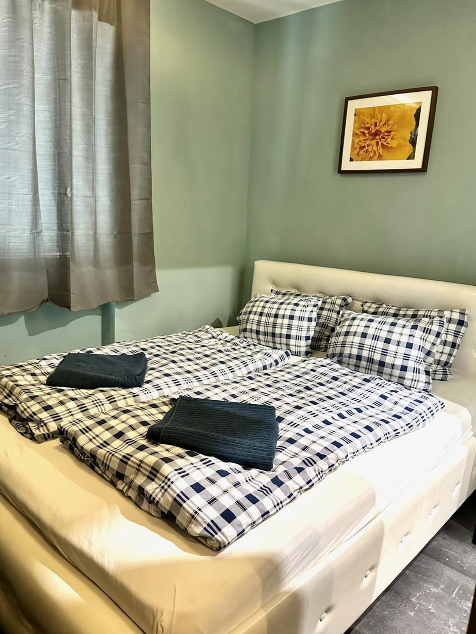 Photo of the whole room, Bedroom, towels