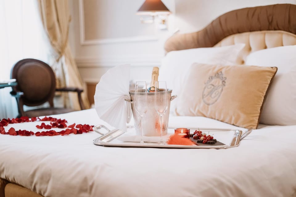 Bed, Other, Decorative detail, Alcoholic drinks