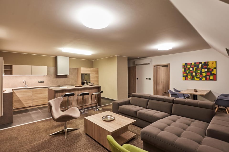 TV and multimedia, Kitchen or kitchenette, Living room, Food and drinks, Seating area, Dining area, bunk bed