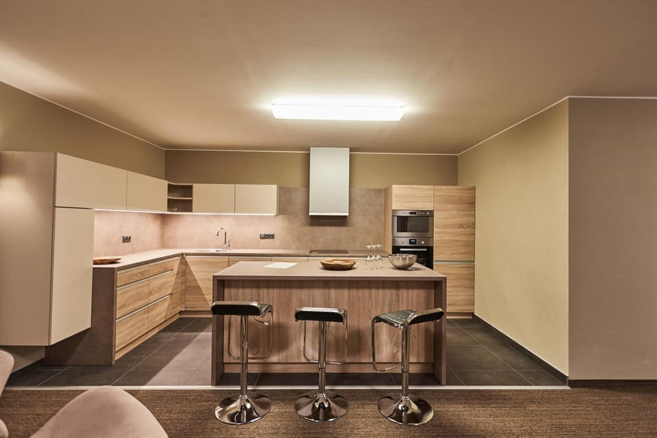 Kitchen or kitchenette, Food and drinks, Food and drinks, Seating area, Dining area
