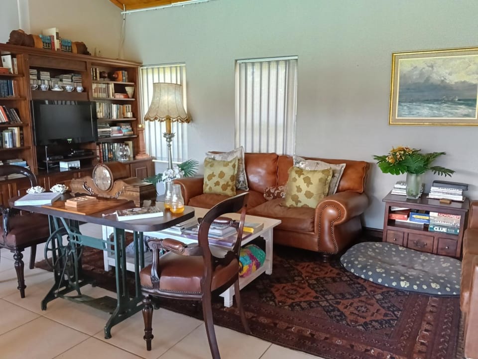 Communal lounge/ TV room, TV and multimedia, Living room, Decorative detail, Seating area