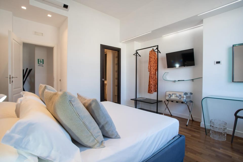 Bed, Bathroom, TV and multimedia, Photo of the whole room, Bedroom, furniture, air conditioner