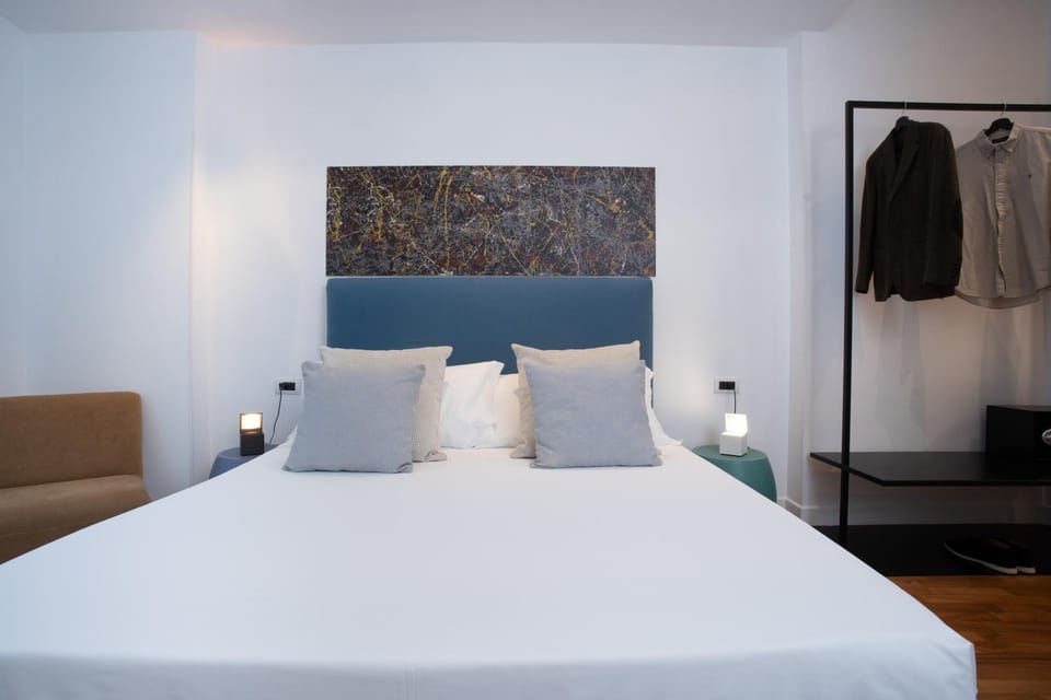 Bed, Photo of the whole room, Bedroom, furniture, air conditioner