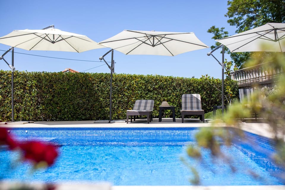 Swimming pool, sunbed