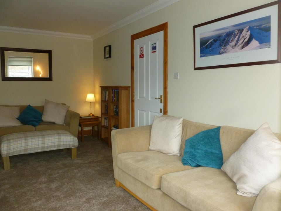 Communal lounge/ TV room, Mountain view, Sea view, Street view, Quiet street view