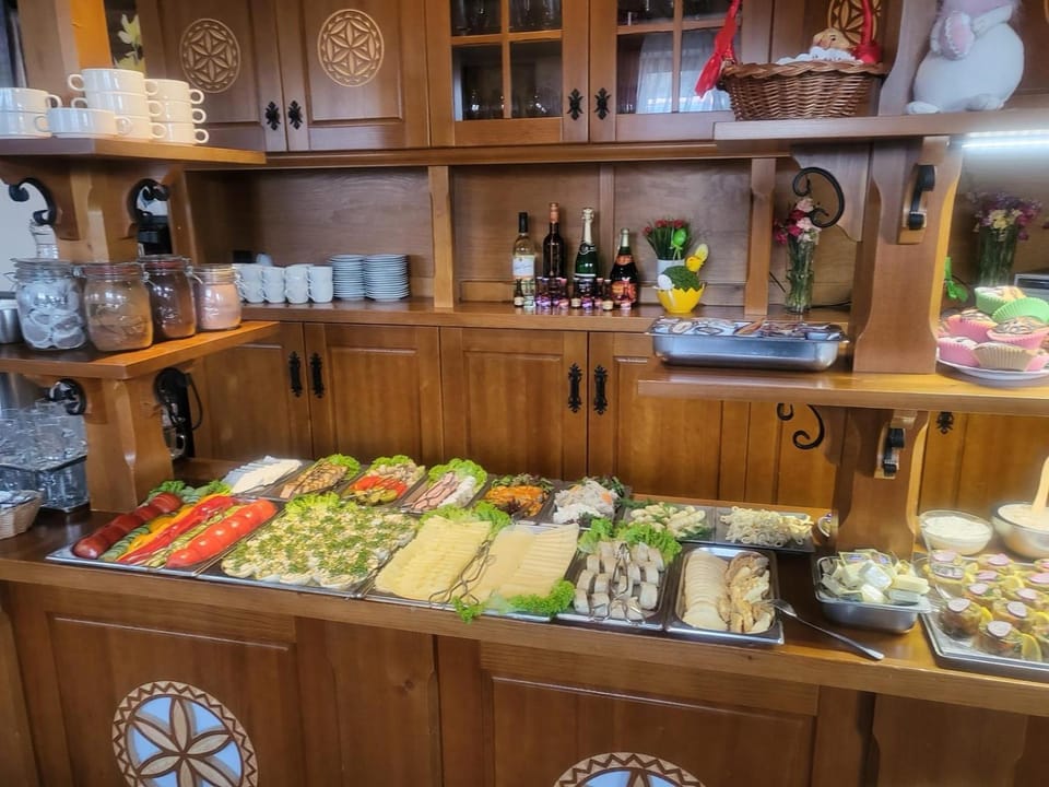 Kitchen or kitchenette, Food and drinks, Food, Breakfast, Buffet breakfast