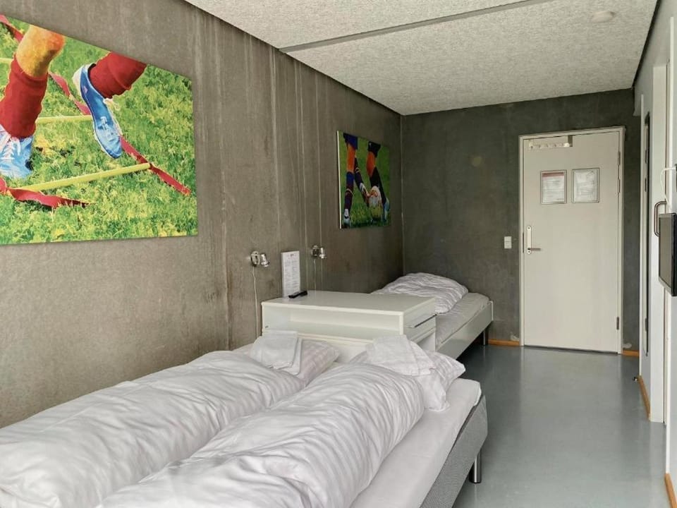 Bed, Bathroom, TV and multimedia