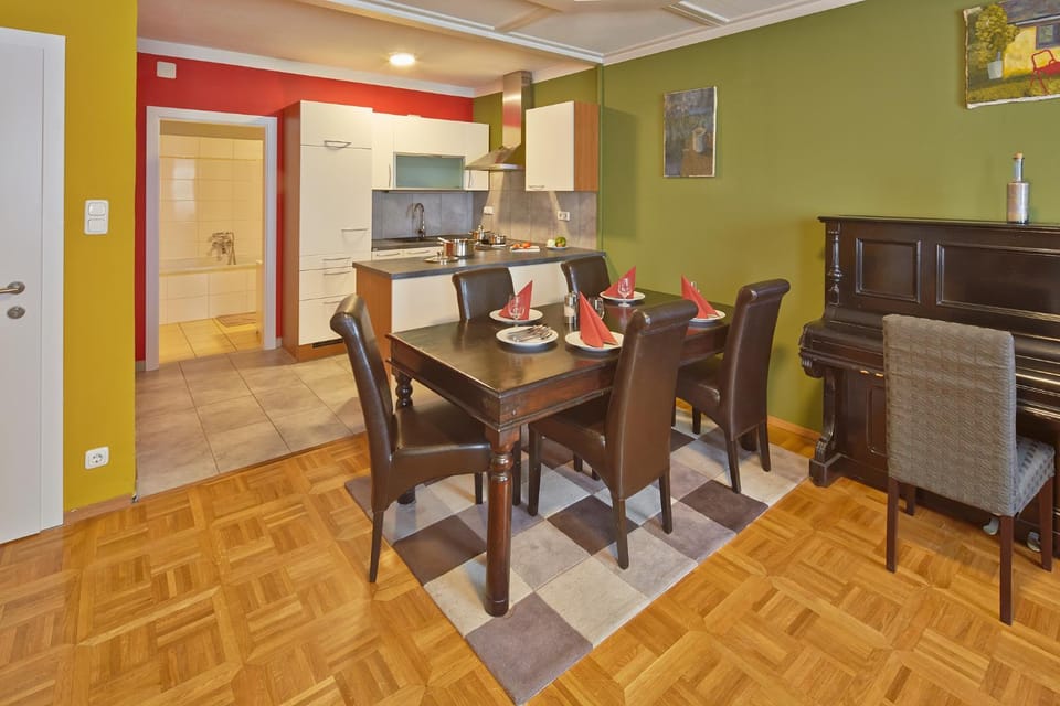 Kitchen or kitchenette, Living room