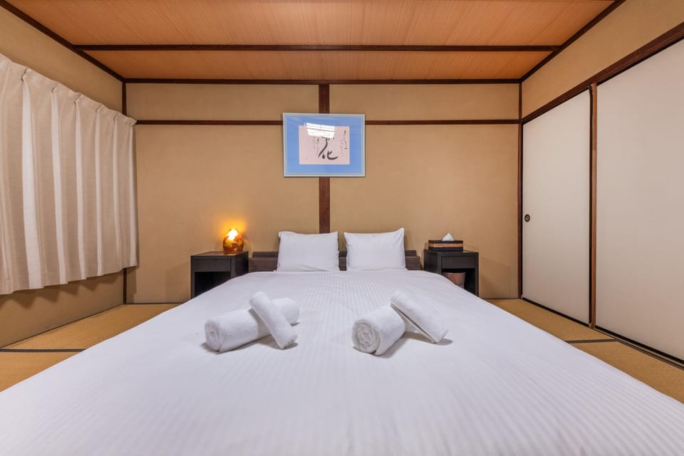 Bed, Bedroom, towels