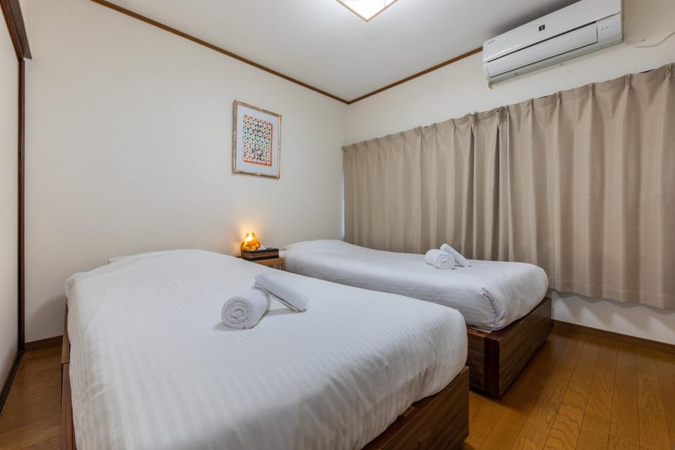 Bed, Bedroom, towels