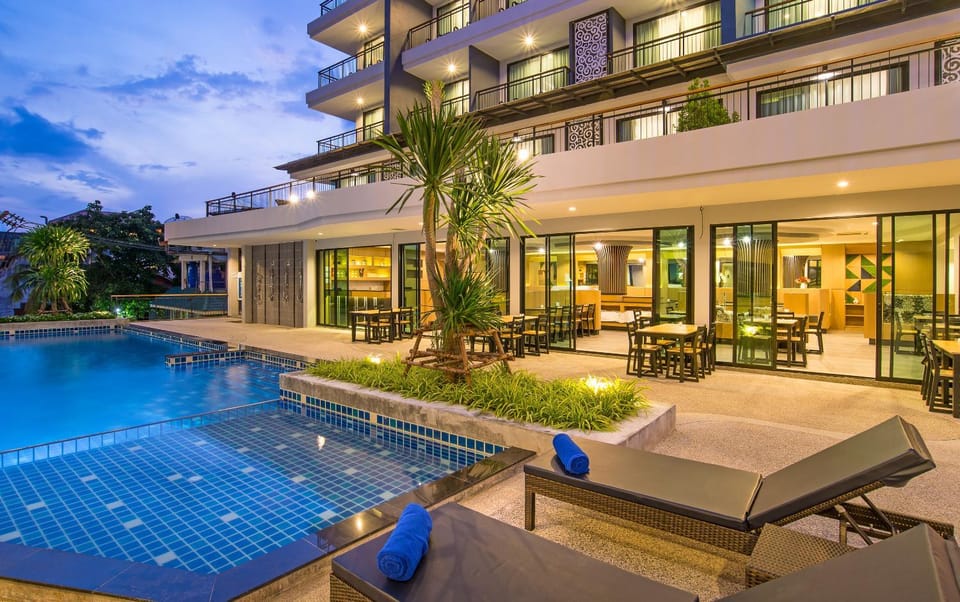 Restaurant/places to eat, Decorative detail, Swimming pool