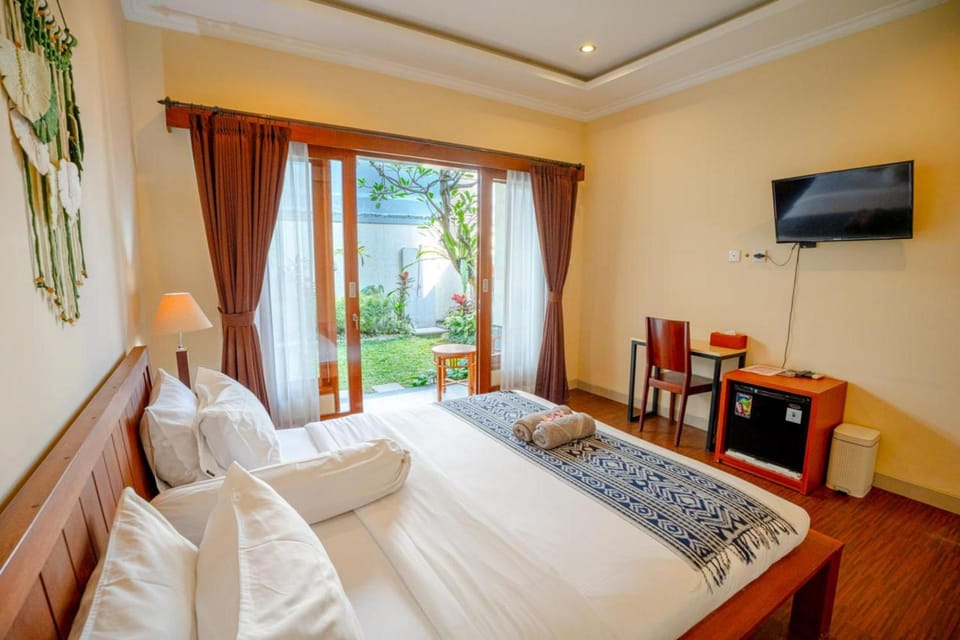Communal lounge/ TV room, Bed, TV and multimedia, View (from property/room), Bedroom
