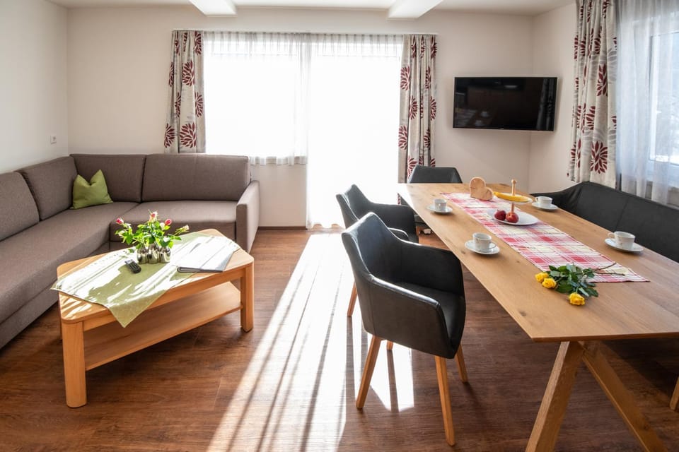 Kitchen or kitchenette, Seating area, Dining area