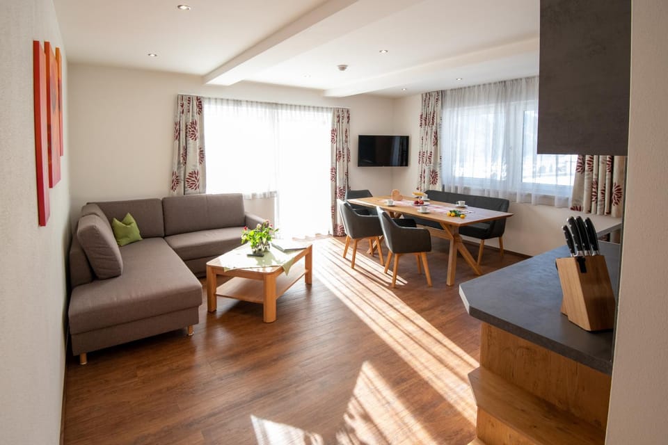 Kitchen or kitchenette, Living room, Seating area, Communal kitchen