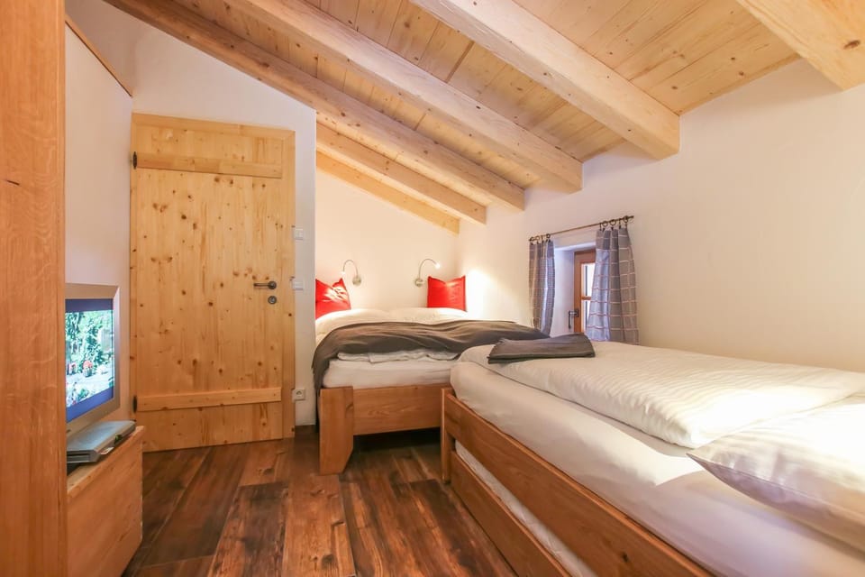 Bed, TV and multimedia, Photo of the whole room, Bedroom, wardrobe