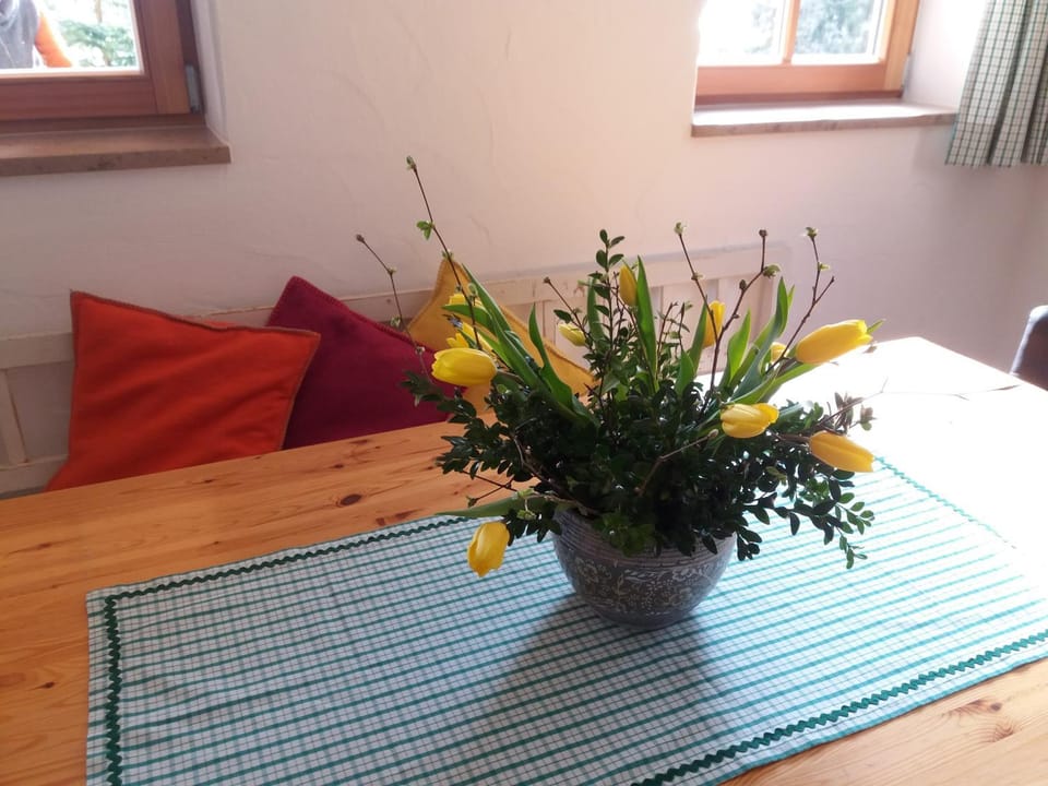 Decorative detail, Seating area, Dining area