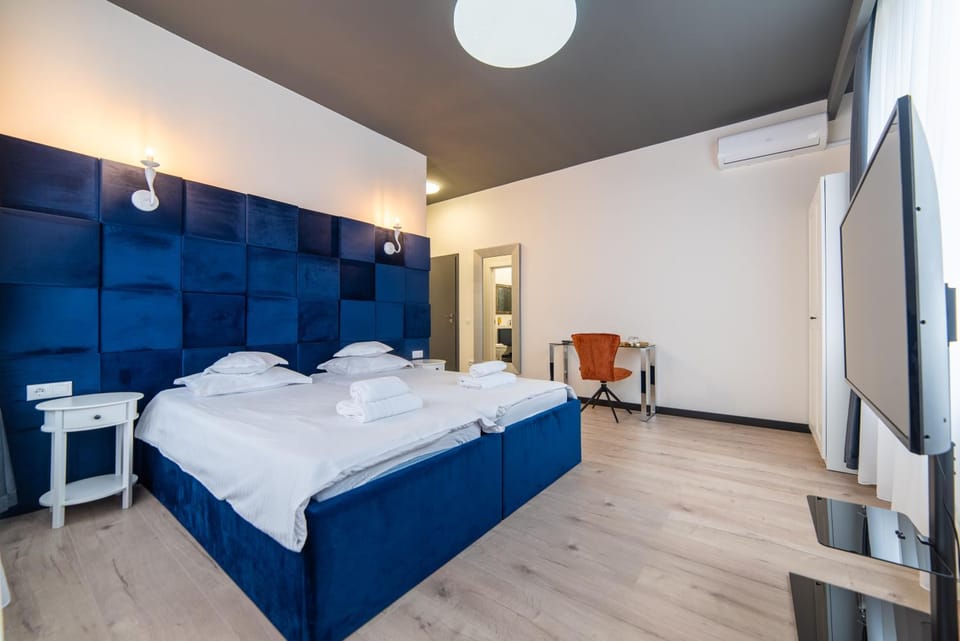 Bed, TV and multimedia, Photo of the whole room, Bedroom, towels, air conditioner