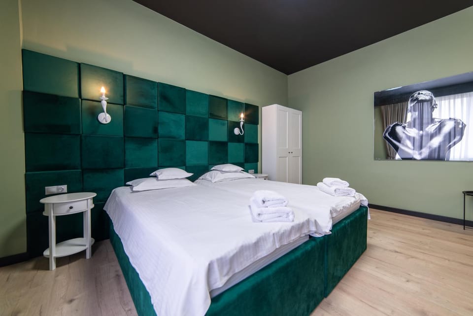 Bed, Photo of the whole room, Bedroom, towels