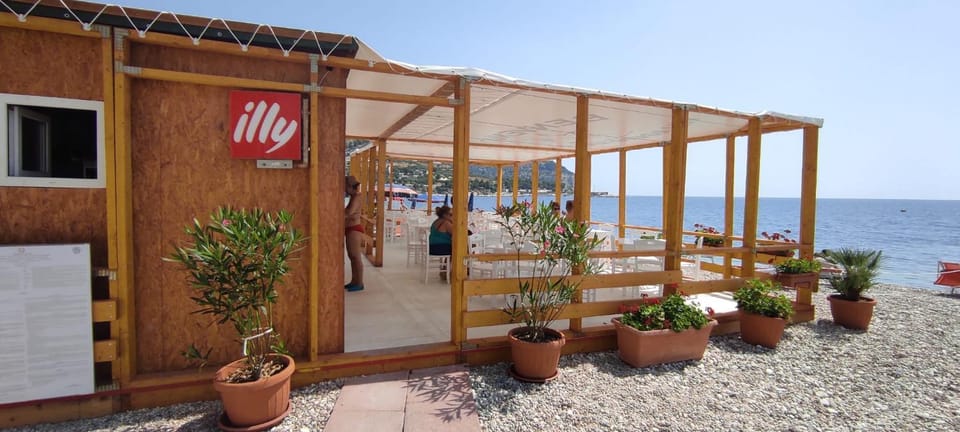 Restaurant/places to eat, Restaurant/places to eat, Beach