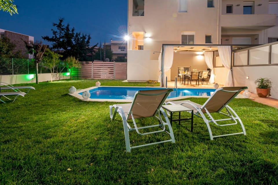Property building, Garden, Swimming pool