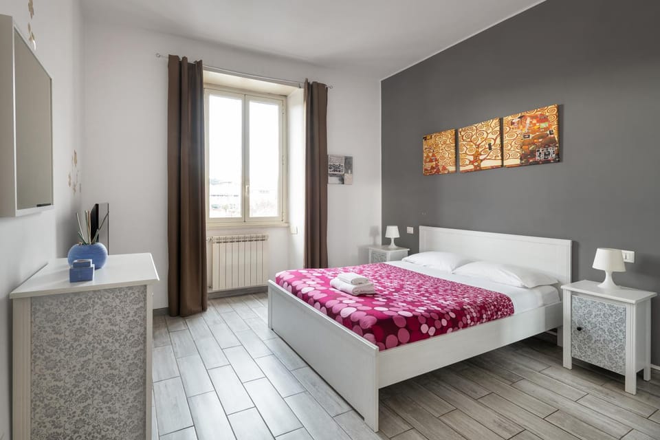 Bed, TV and multimedia, Photo of the whole room, Bedroom, towels