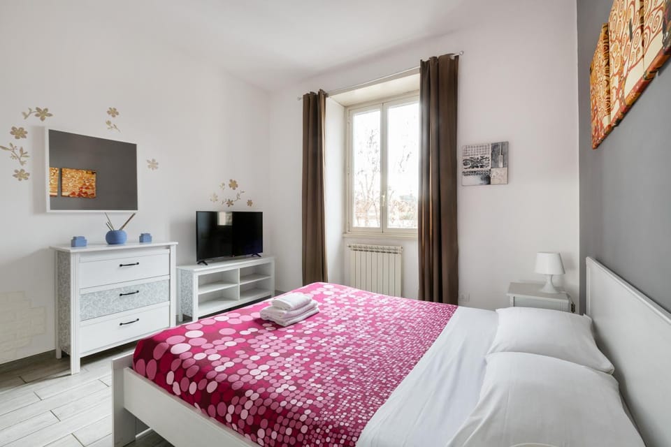 Bed, TV and multimedia, Bedroom
