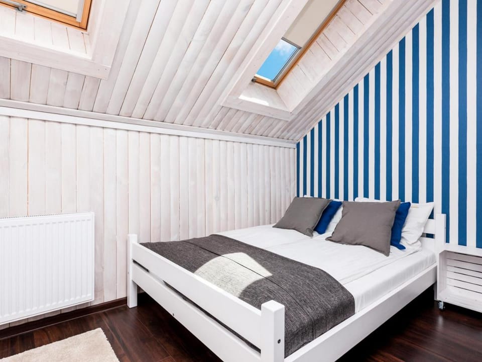 Bed, Photo of the whole room, Decorative detail, Bedroom, wardrobe