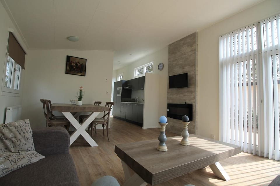 TV and multimedia, Seating area, Dining area