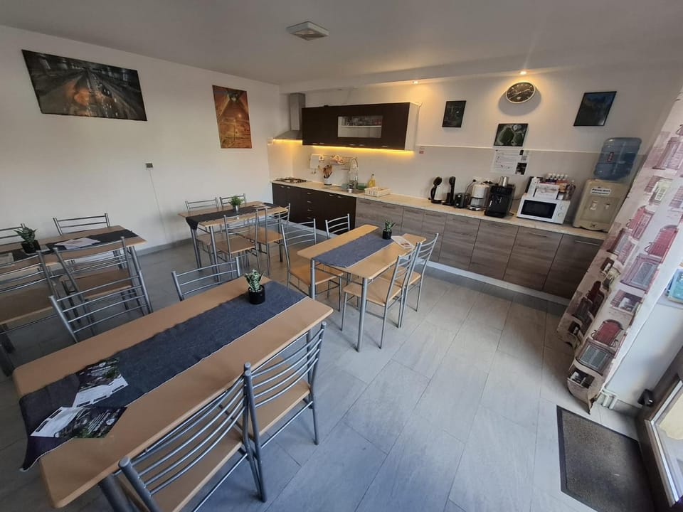 Kitchen or kitchenette, Dining area, Communal kitchen, stove