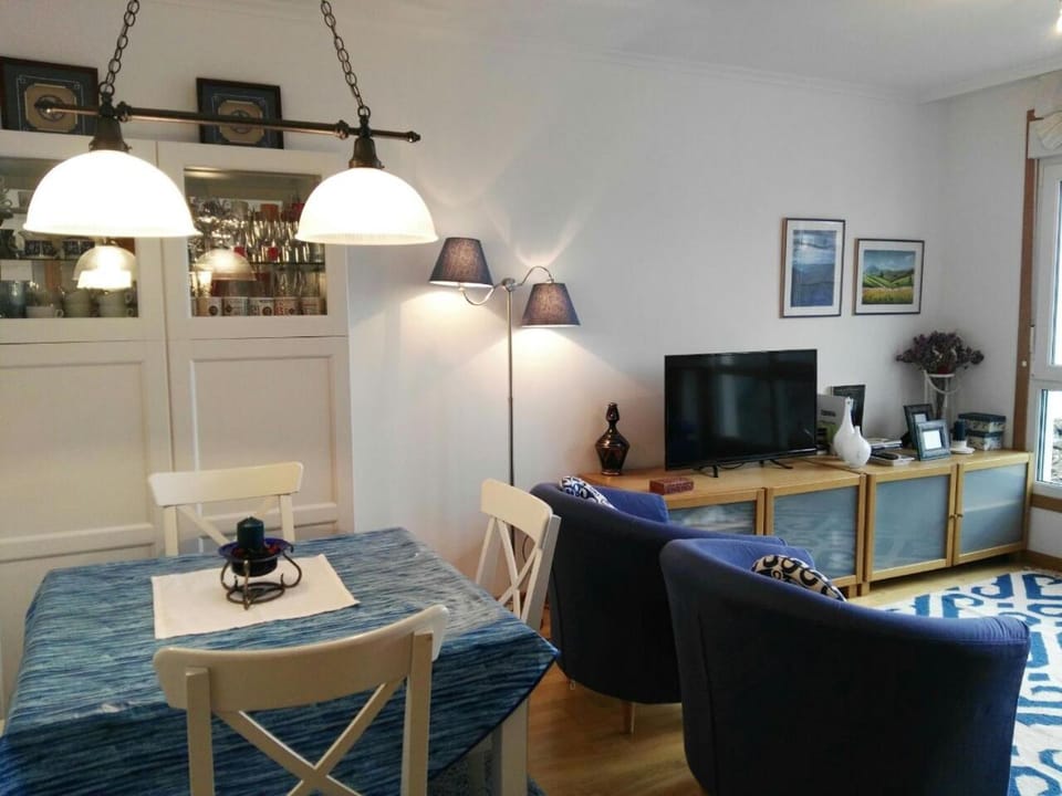 Communal lounge/ TV room, Library, Living room, Dining area