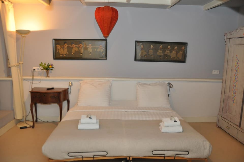 Bed, Living room, Photo of the whole room, Bedroom, towels