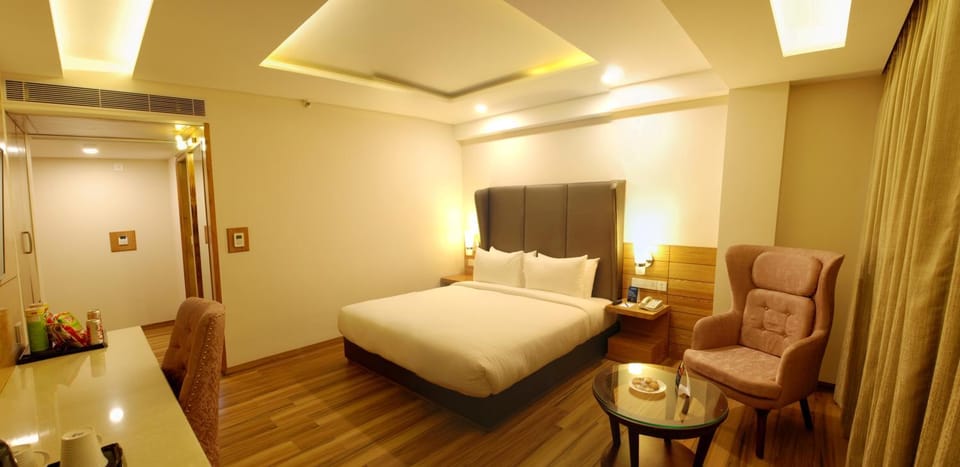 Bed, Photo of the whole room, Seating area, Bedroom