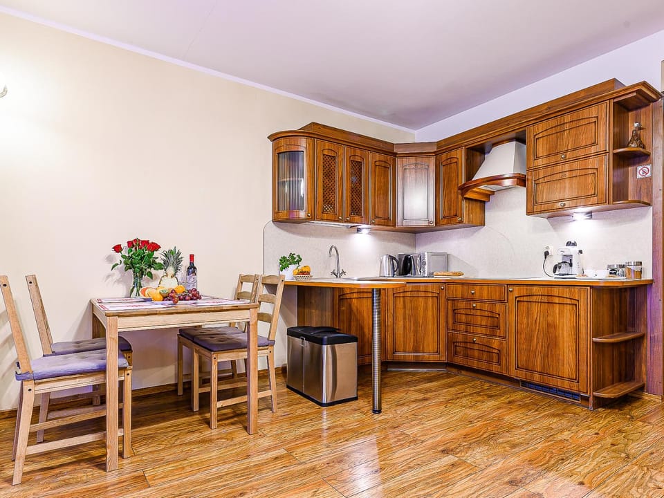 Kitchen or kitchenette, Dining area