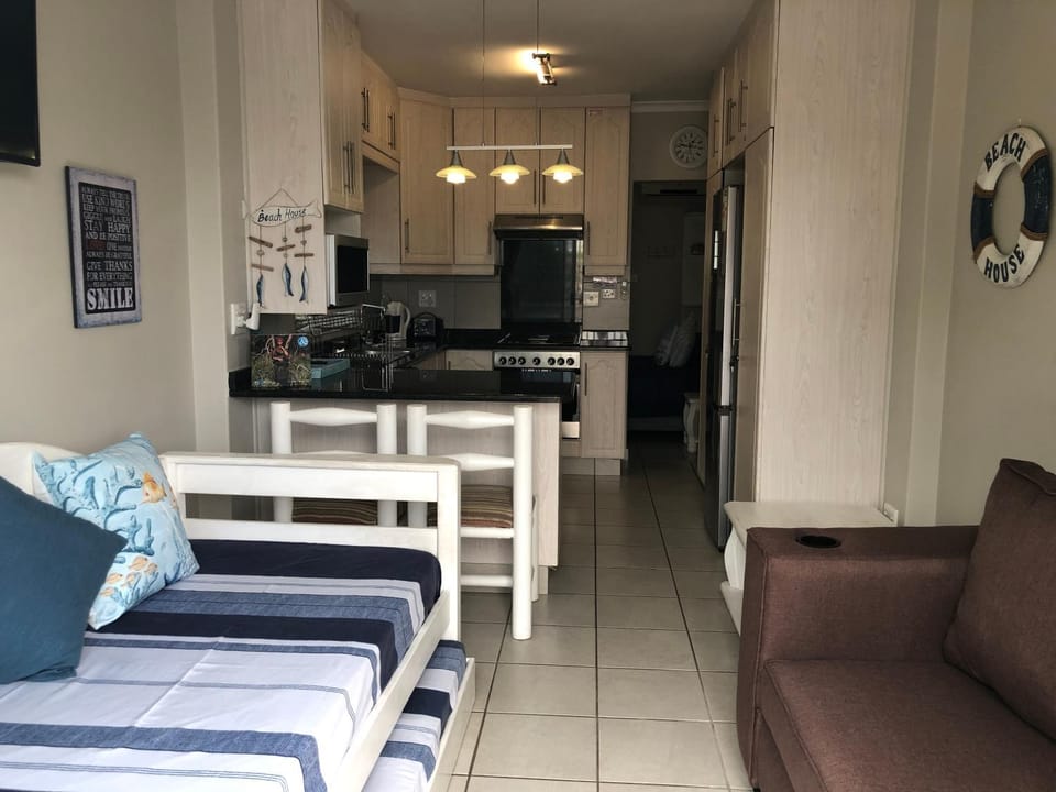 Property building, Bed, Kitchen or kitchenette, Seating area, Family