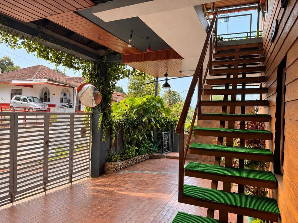 Property building, Facade/entrance, Day