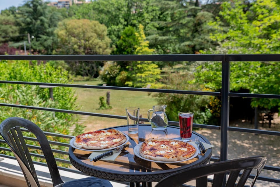 Restaurant/places to eat, Balcony/Terrace, Lounge or bar