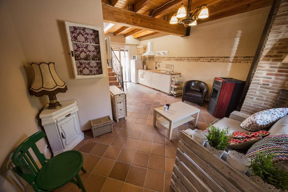 Bed, Library, Living room, Food and drinks, Dining area