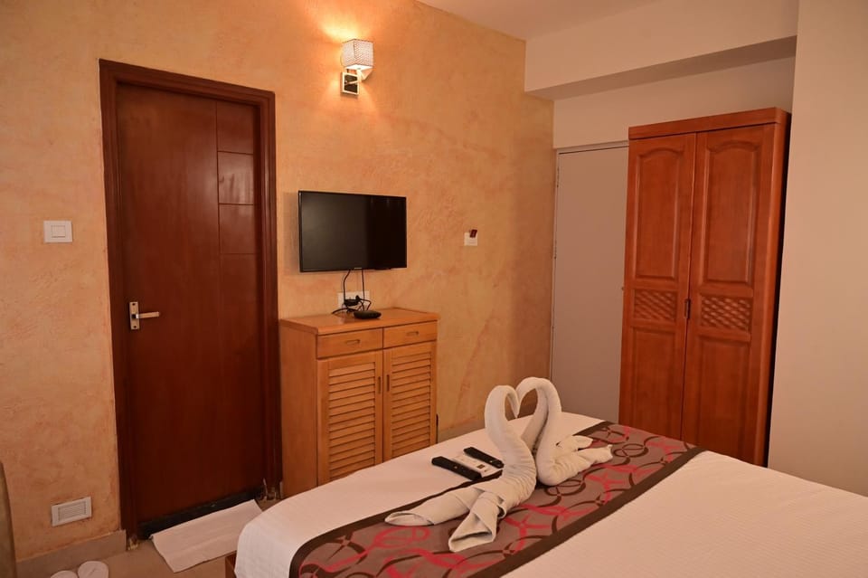 Bed, Photo of the whole room, towels