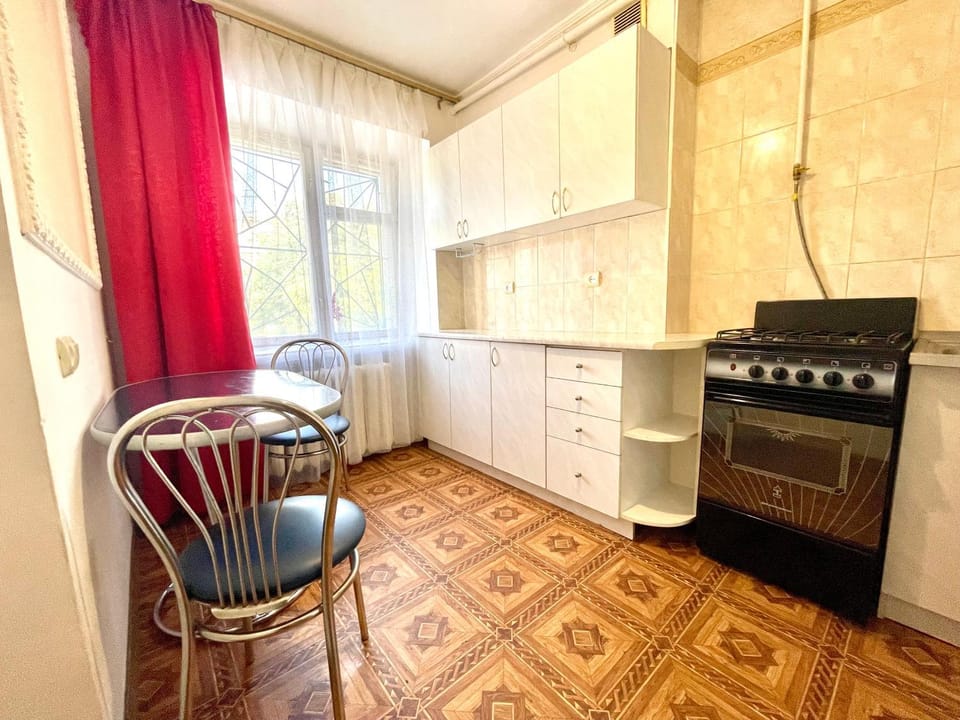 Kitchen or kitchenette, oven, kitchen