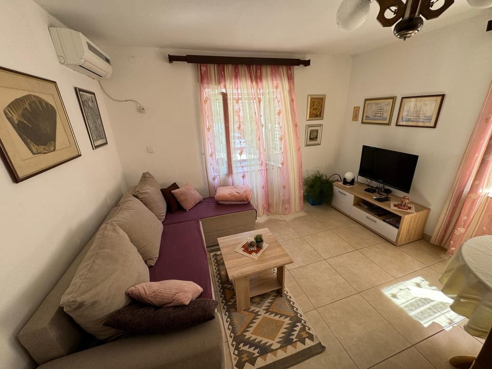 Bed, TV and multimedia, Living room, air conditioner