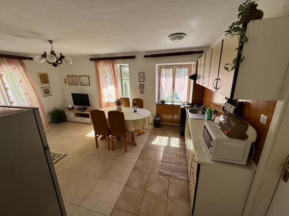TV and multimedia, Living room, Dining area, kitchen, air conditioner